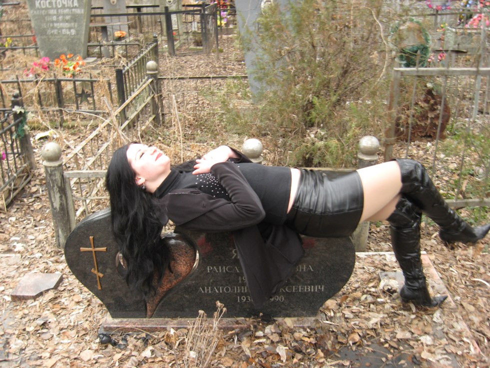 Girls ocked monument