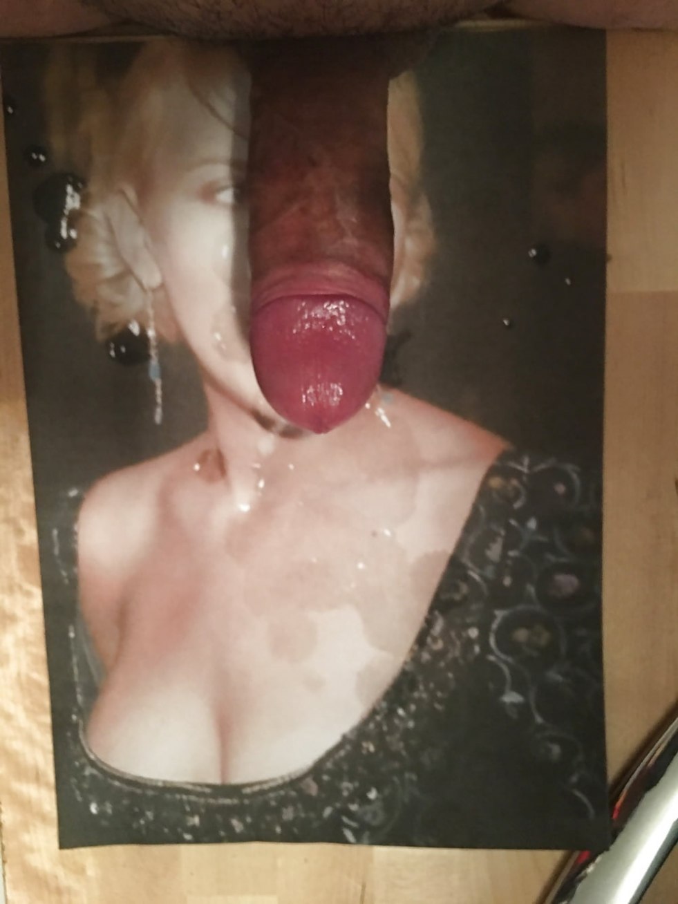 Scarlett Johansson with Hum