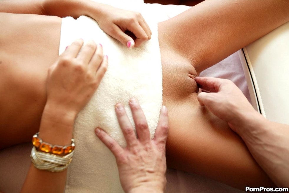 The guy massages the pussy girl