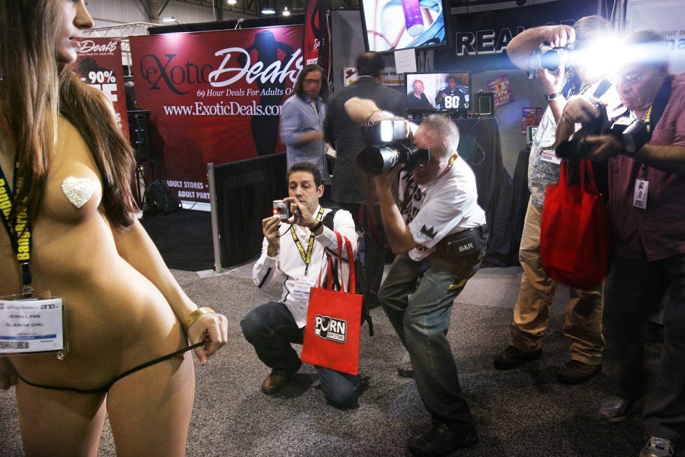 Exhibition of bare pornstar