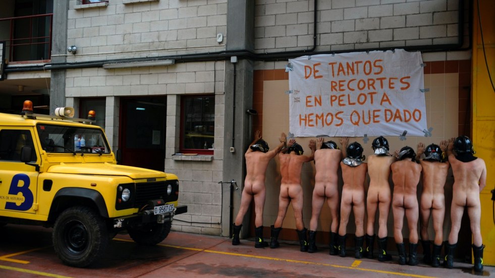 Firefighters undress nu