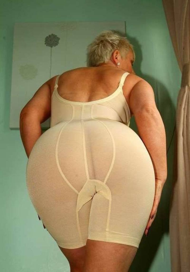 Naked magnificent ladies in pantalons