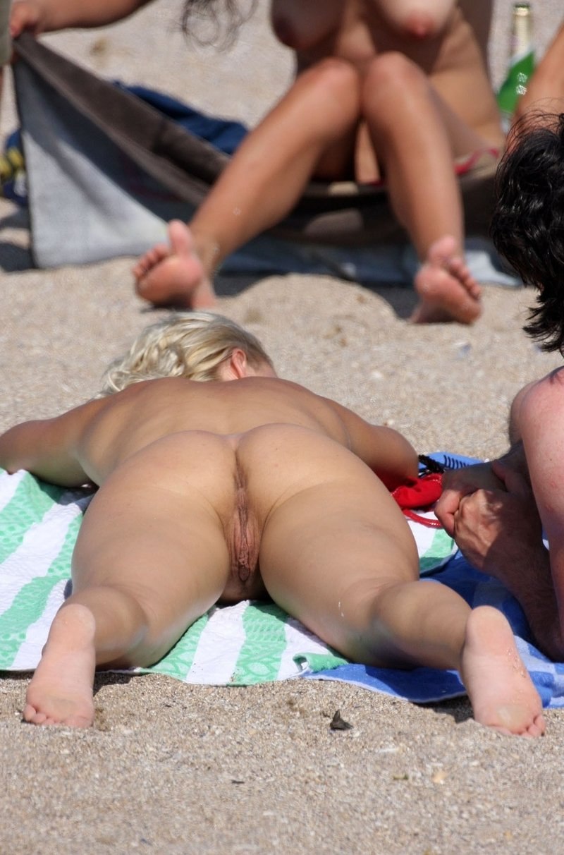 Peeping for women on the beach