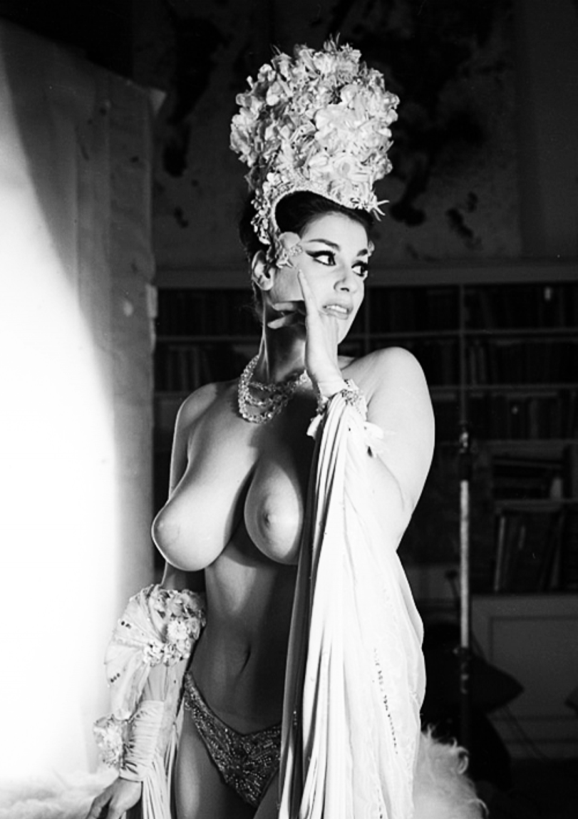 Naked women with wide hips