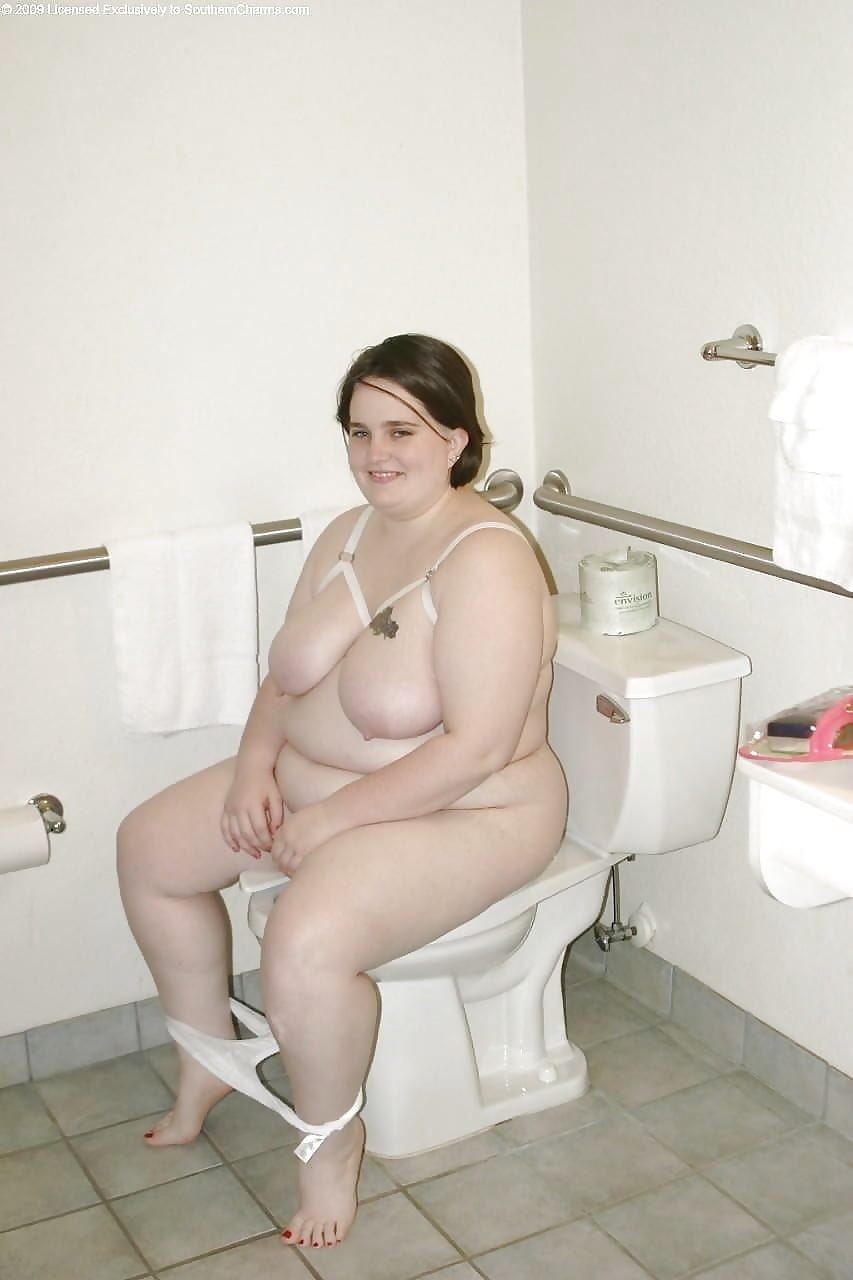 Fat grandmothers pesut in the toilet