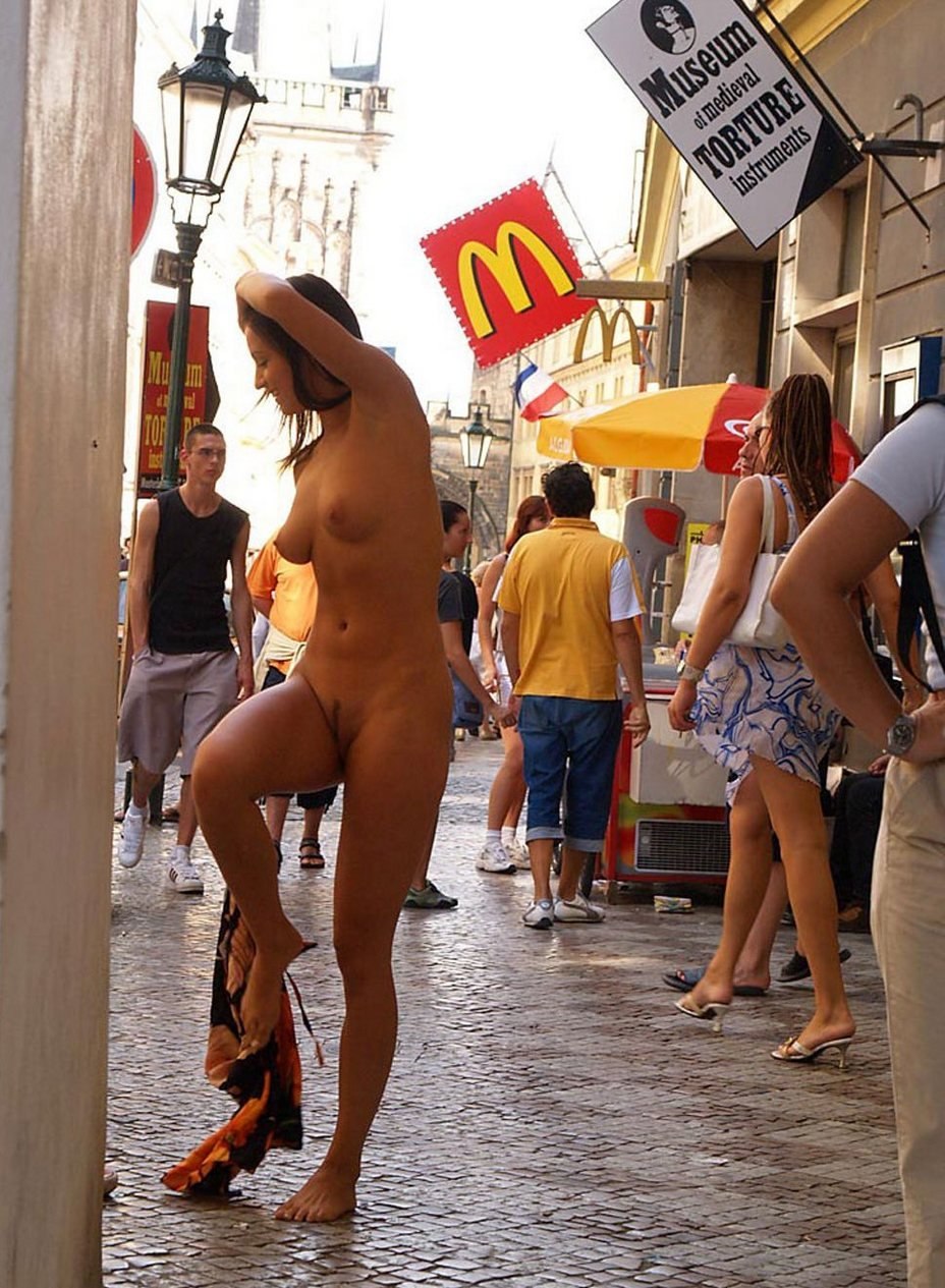 Public outcrop girls