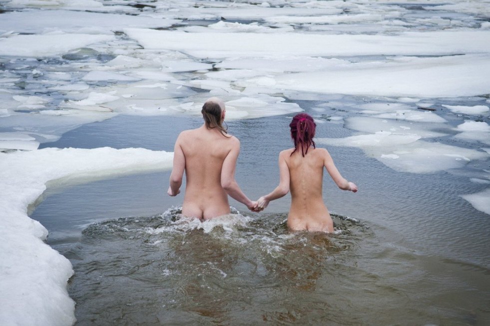 Naked women bathe in the snow