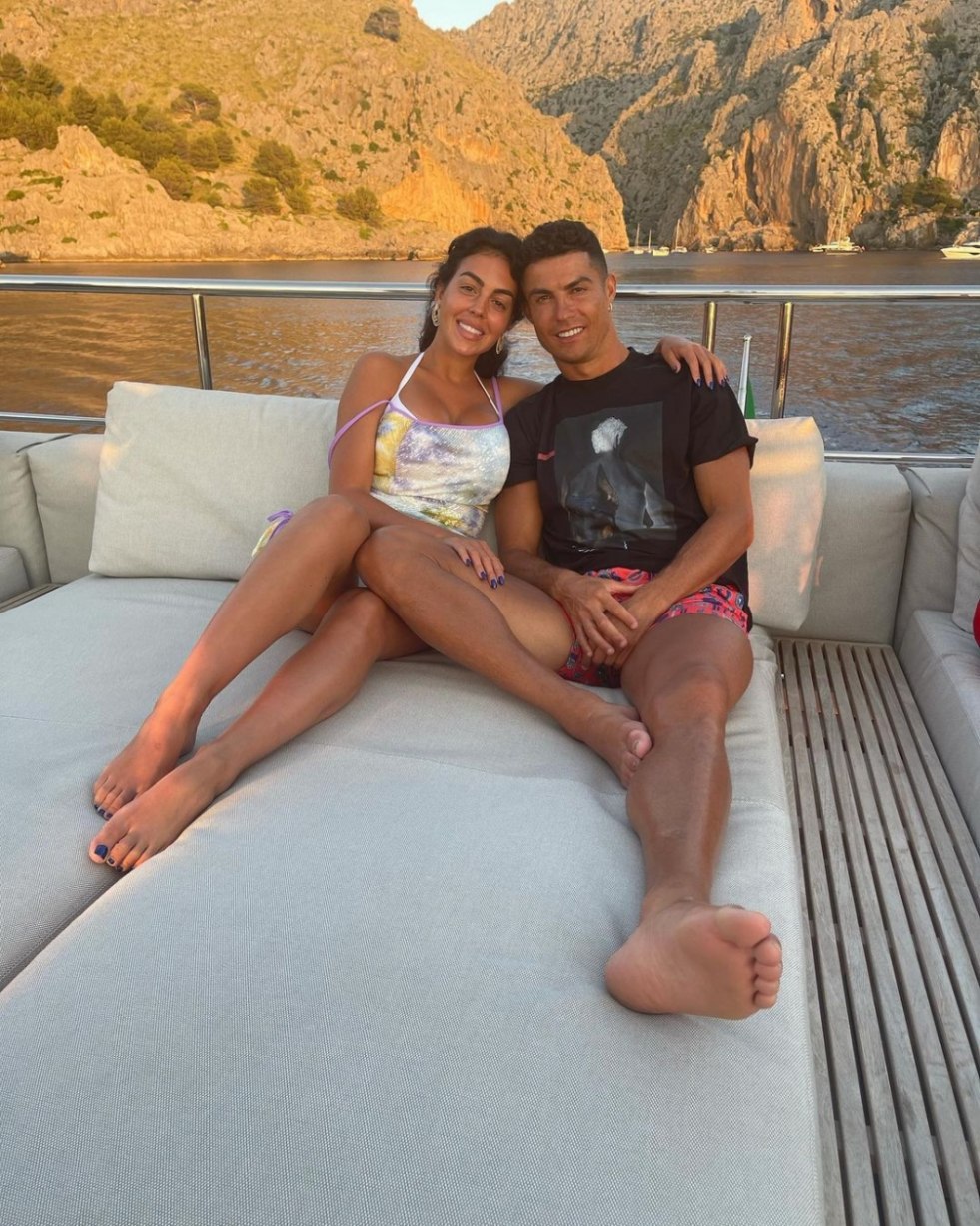 Ronaldo Cristiano and Georgina in the pool