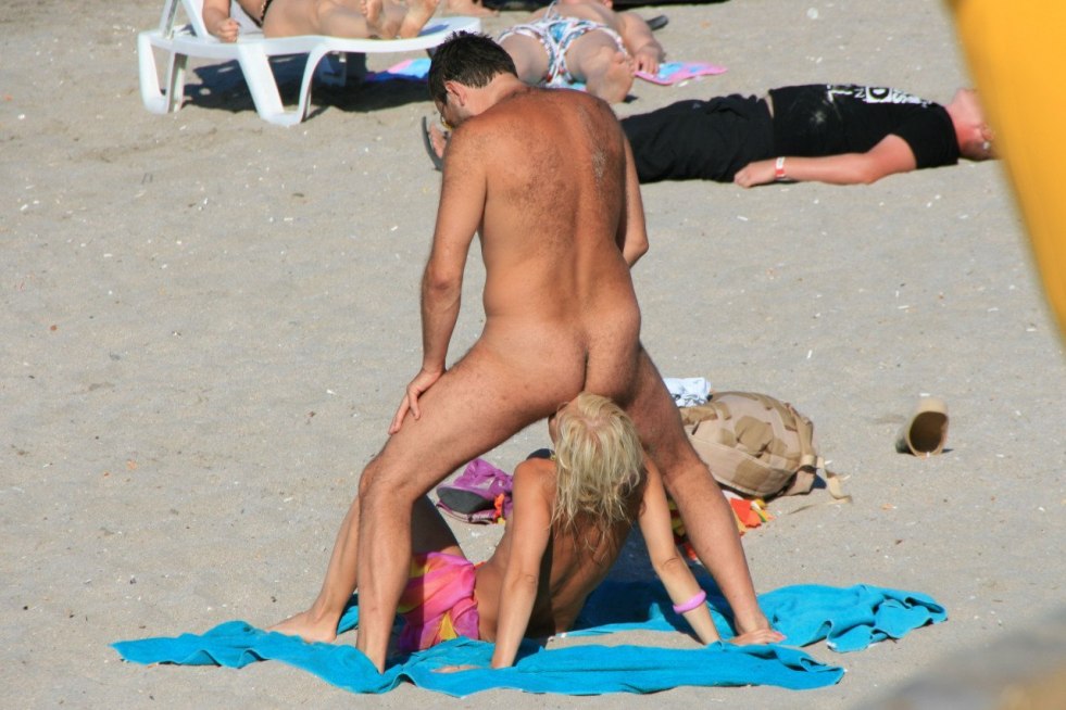Erotic moments on the beach