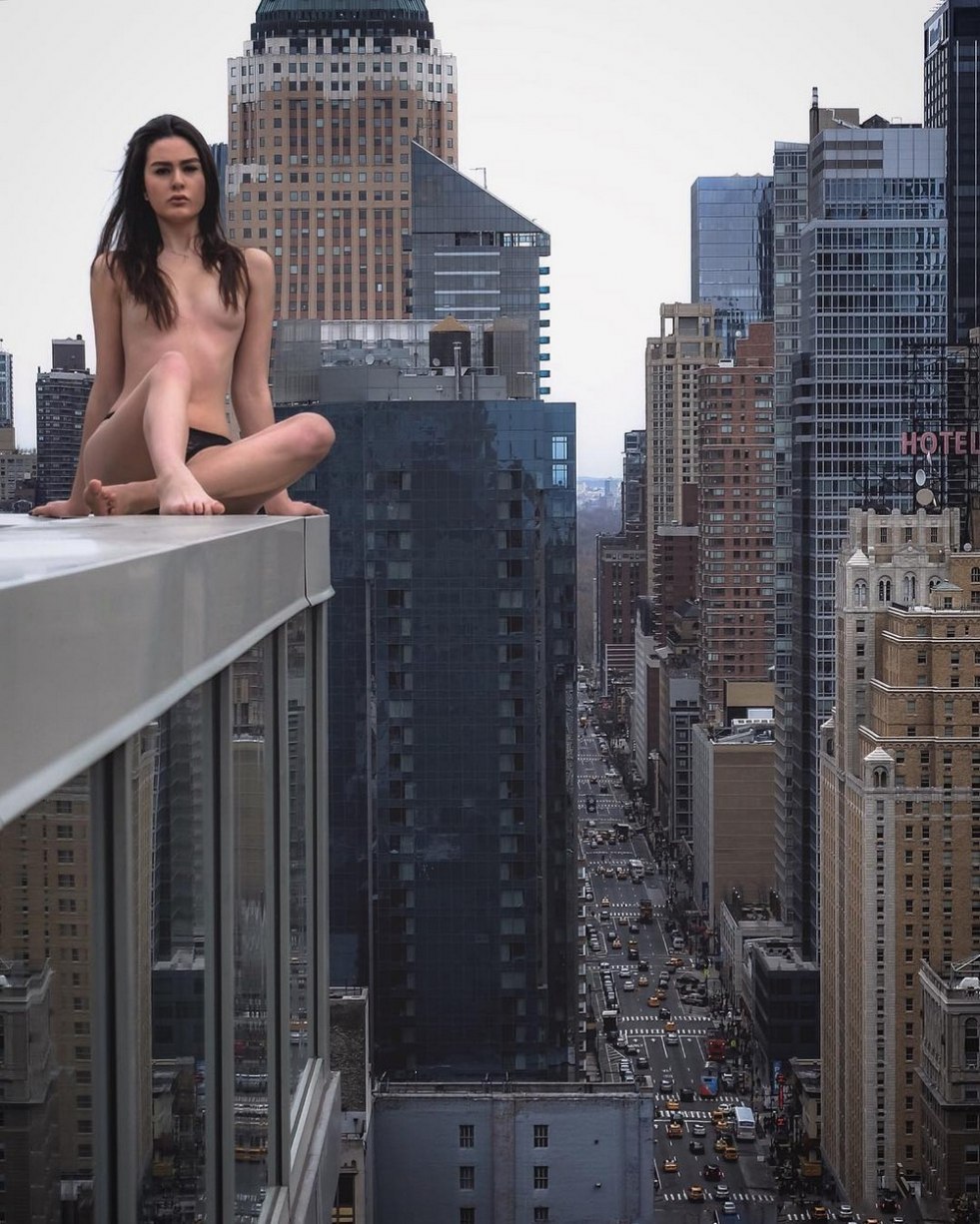 Naked women in New York