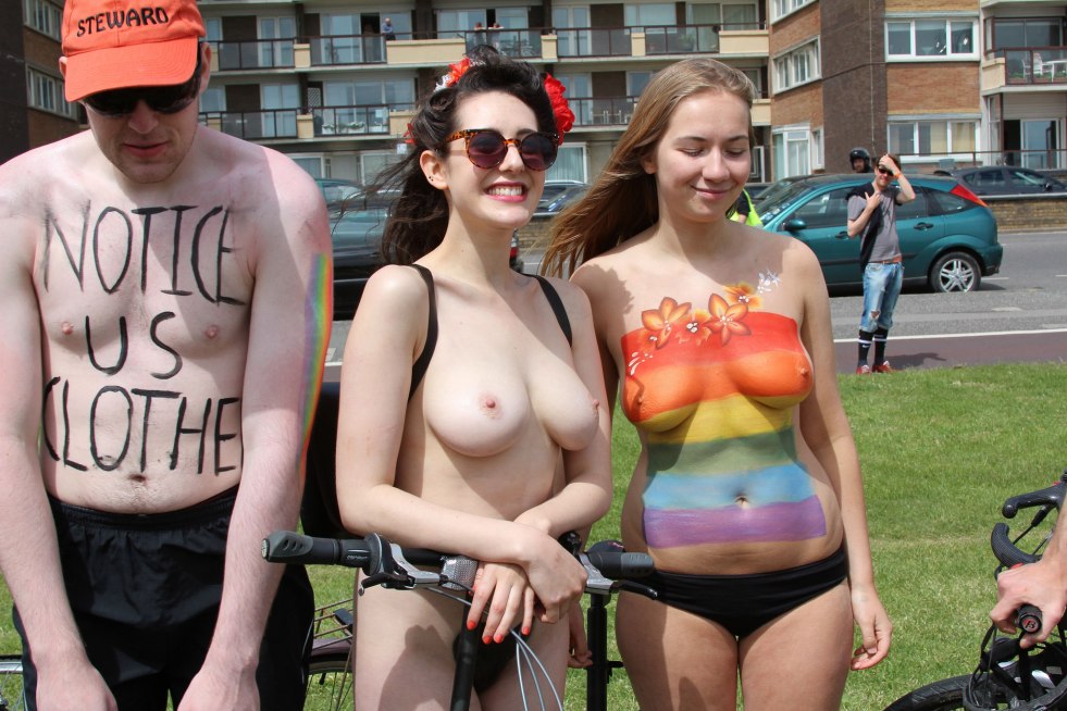 Mass nudist in the city