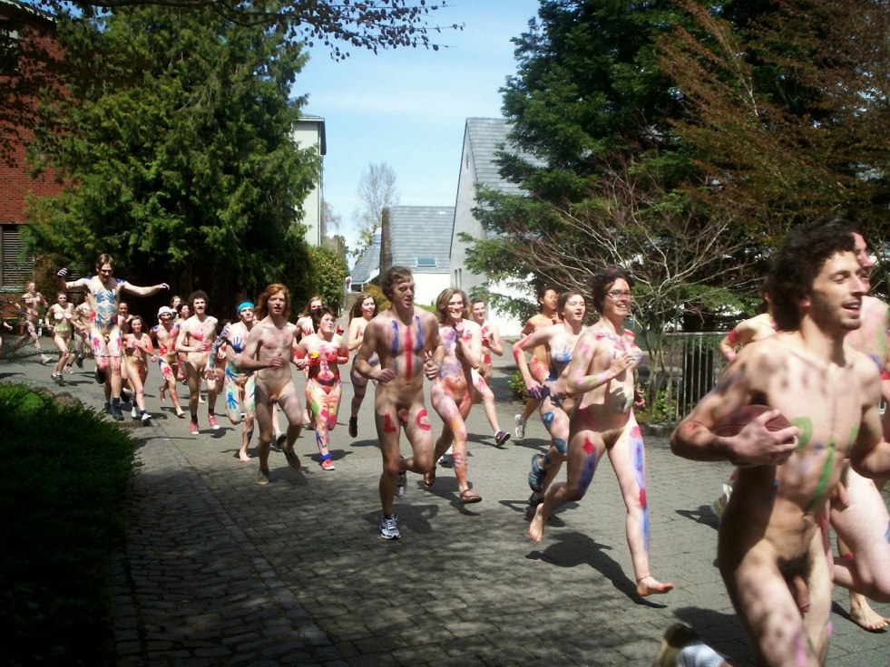 Mass scenes of nudism