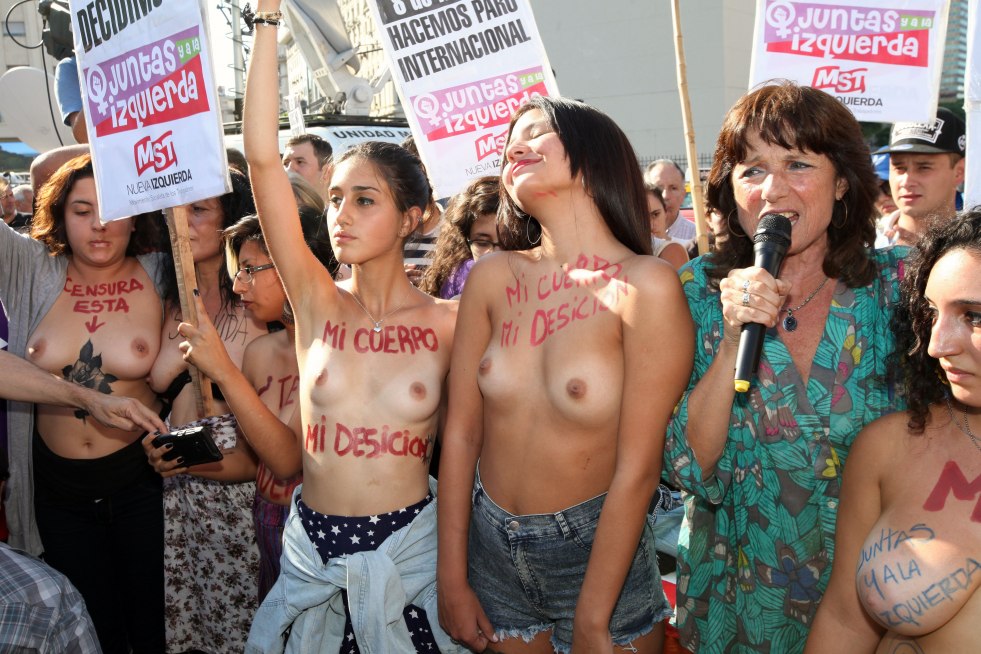 Protest naked feminists