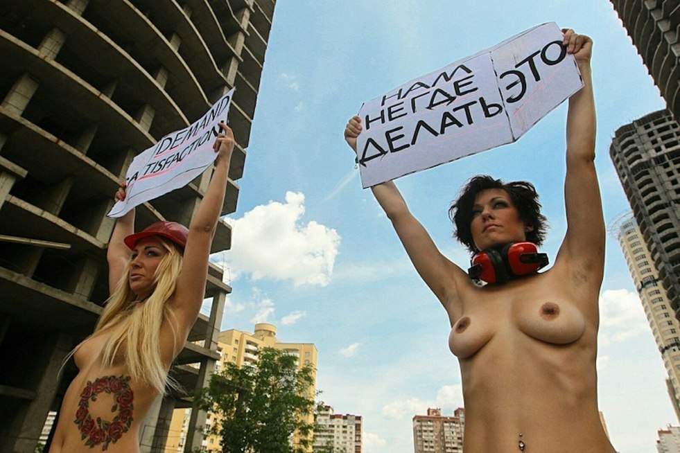 "Naked Athena" with protests in the USA