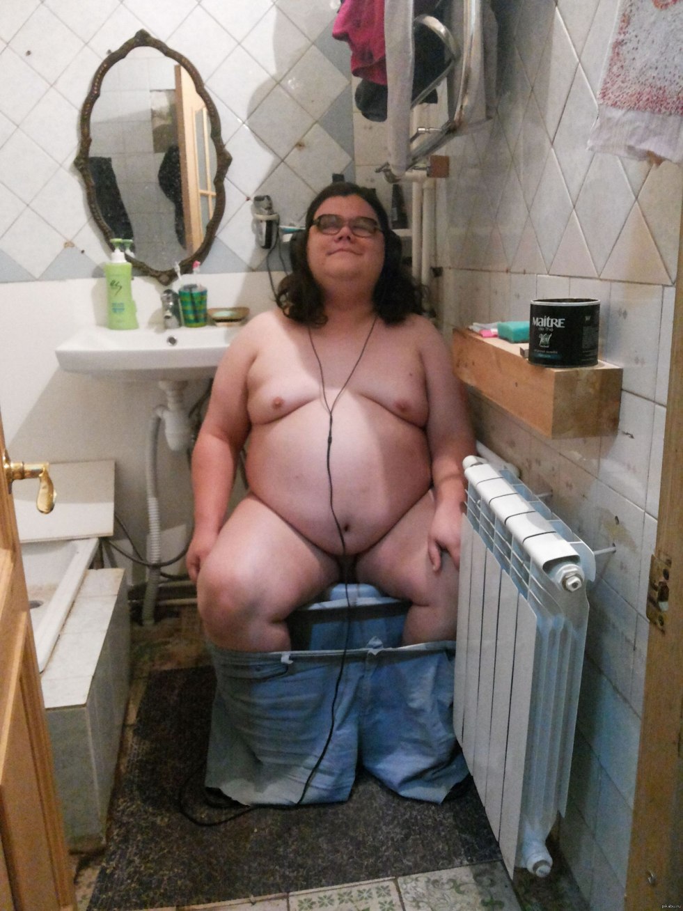 Elderly naked women in the toilet