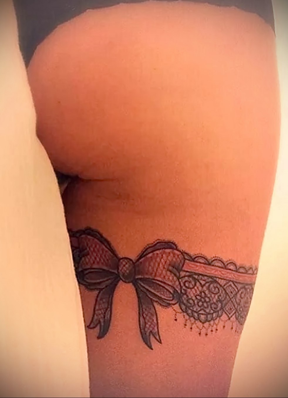 Pornstar with Tattoo Bows on Lyashki