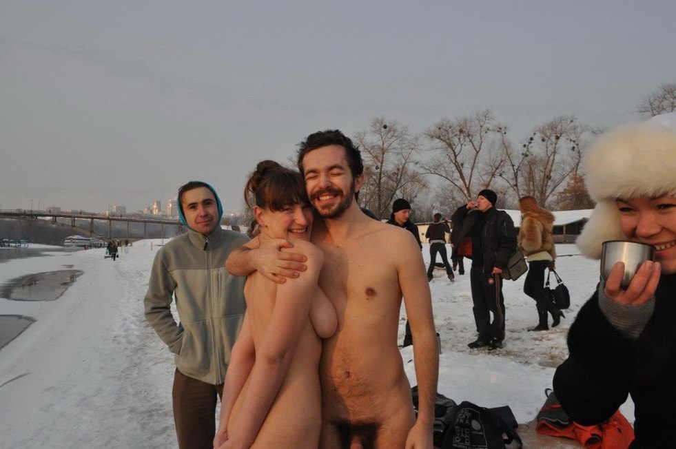 Women and men in the hole naked