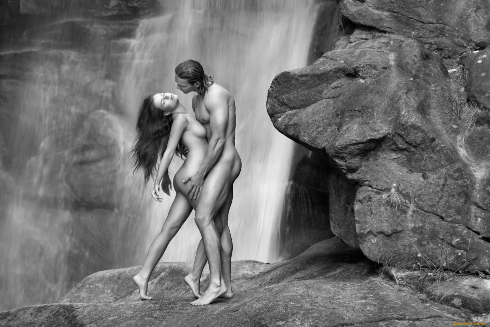 Men's naked ass on the sea