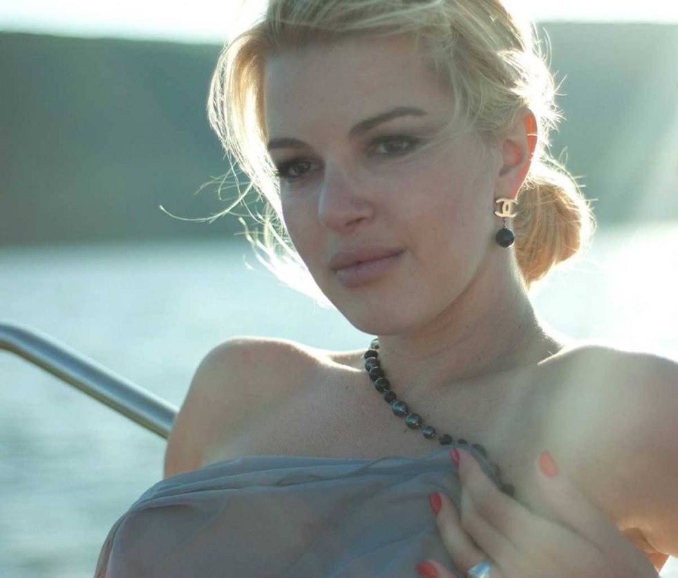 Oksana Sidorenko in the TV series Fizruk