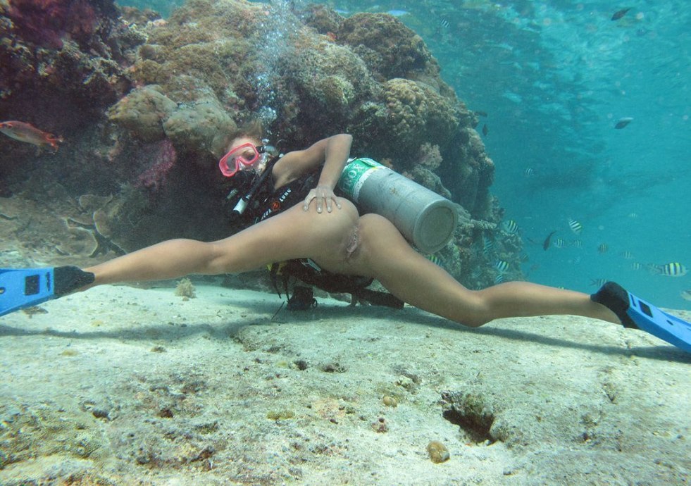 Nude photo session underwater