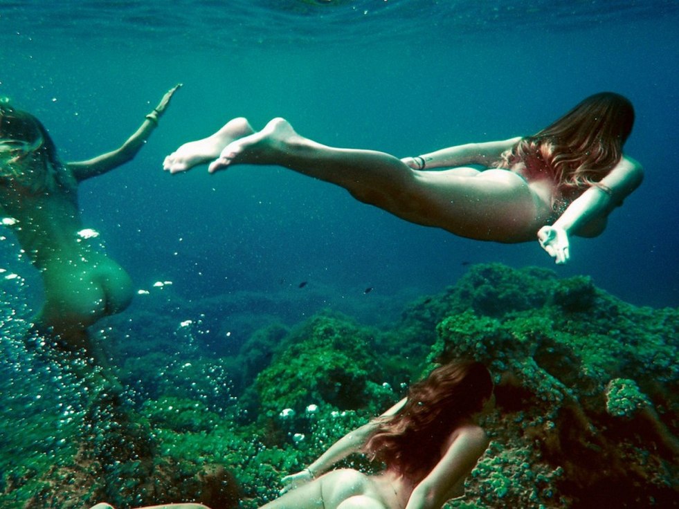 Nude underwater photo session