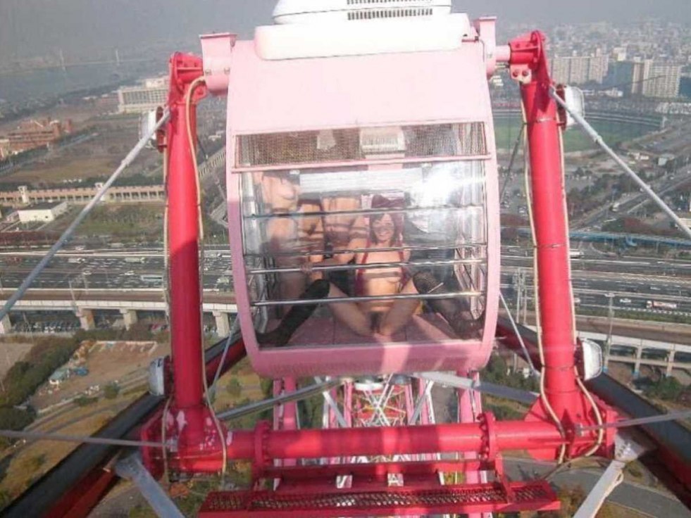 Naked girls on Ferris Wheel