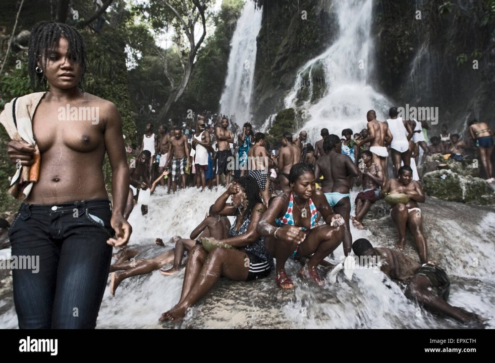 Girls Haiti without complexes