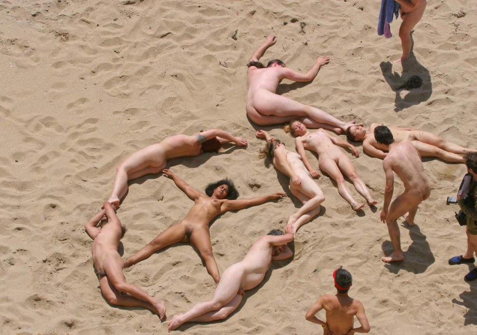 Students at the beach nudiyskom