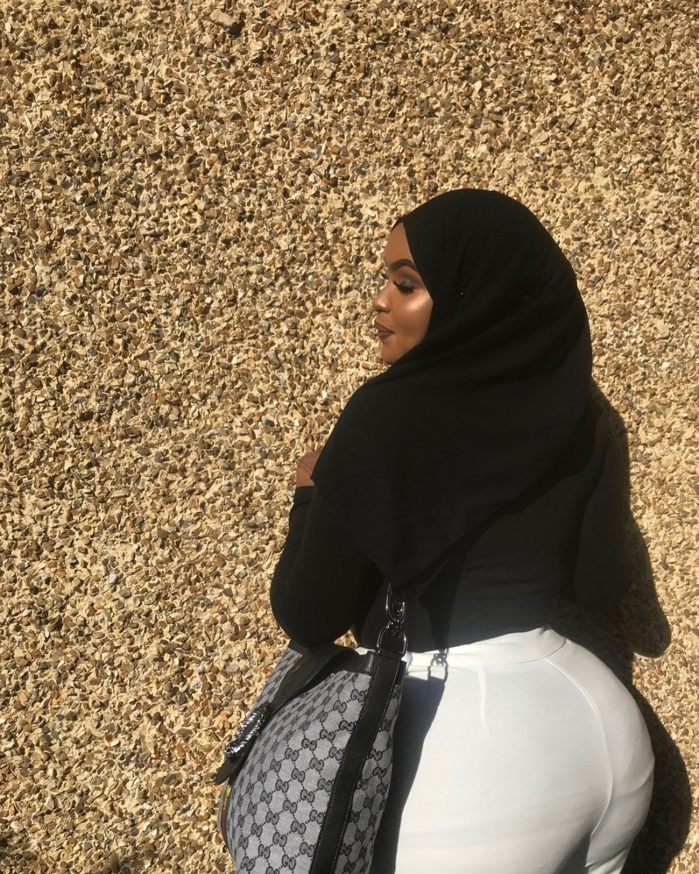 Huge girls with big pies