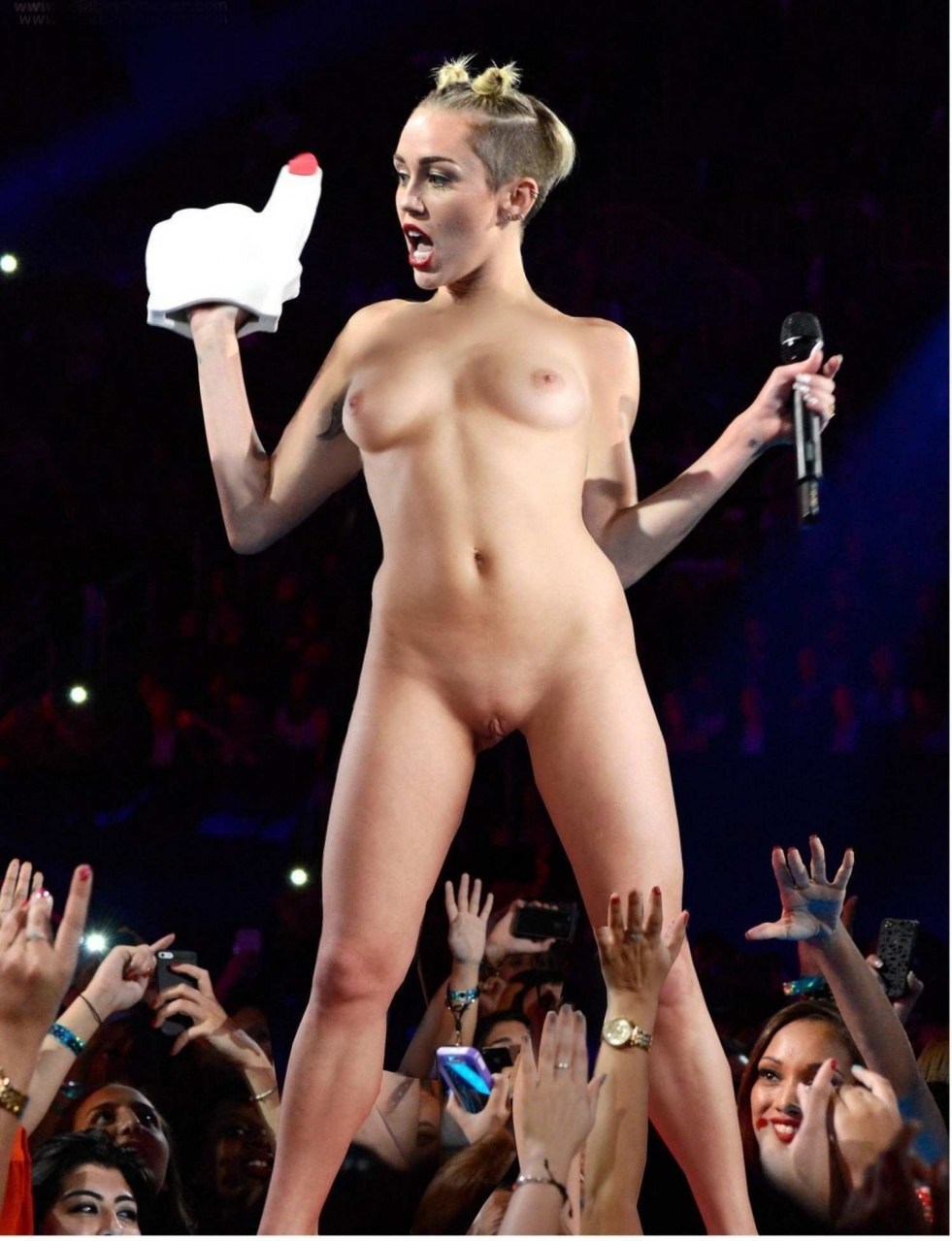 Miley Cyrus without panties on stage
