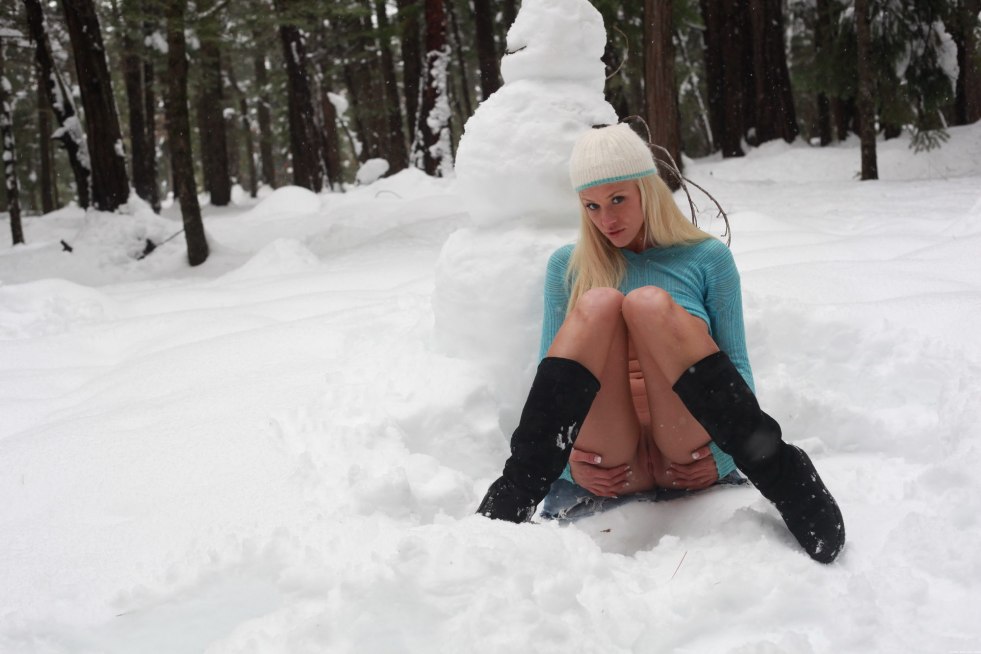 Girls without panties on the snow