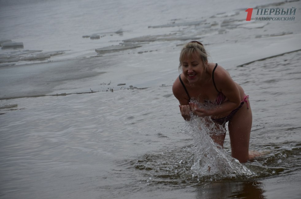 Stephanie Seymour on the beach