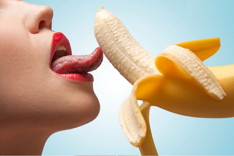 Licks banana