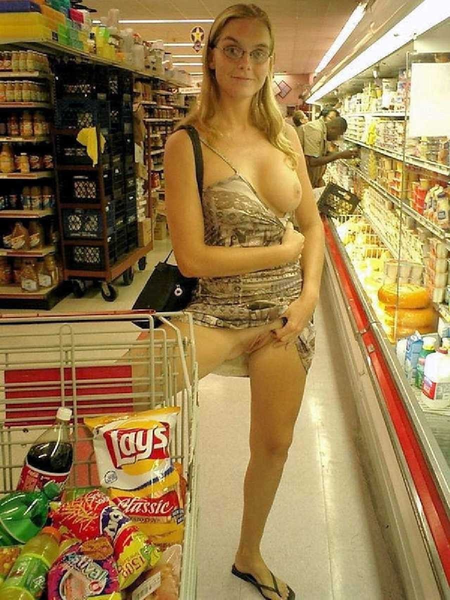 Without panties in a supermarket