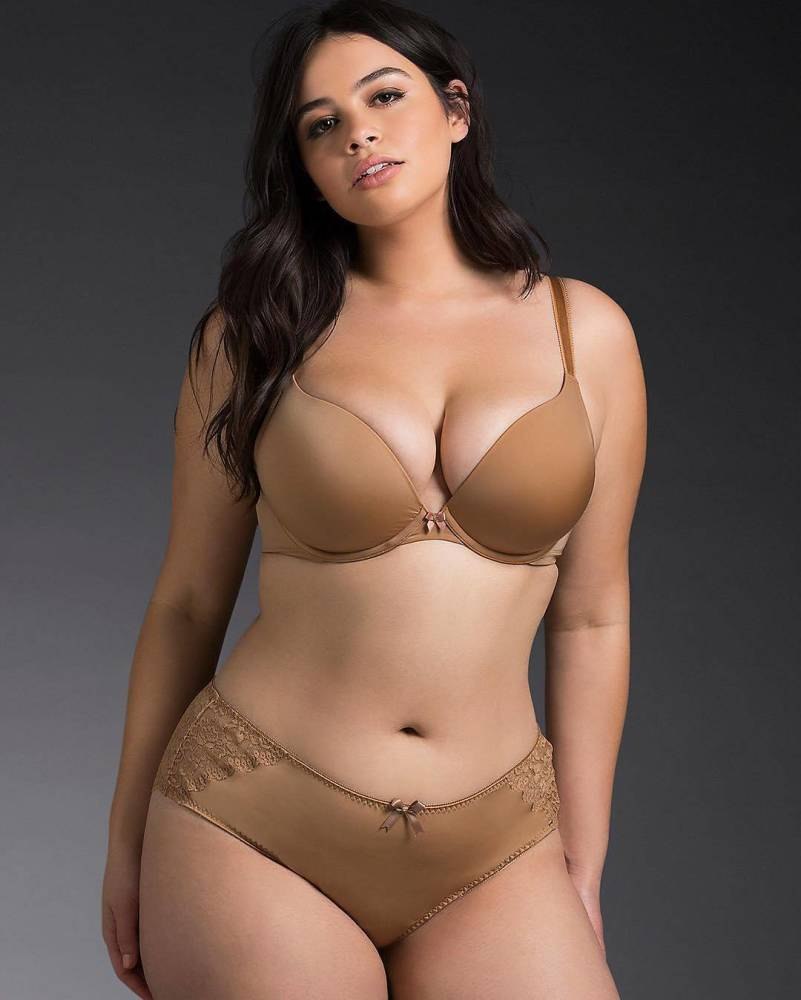 Caroline Ribeiro Plus Saise Model