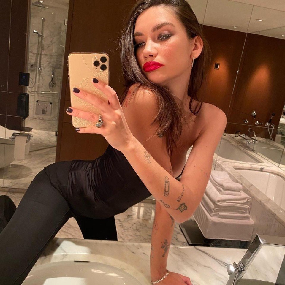 Karina Strimmersha is naked