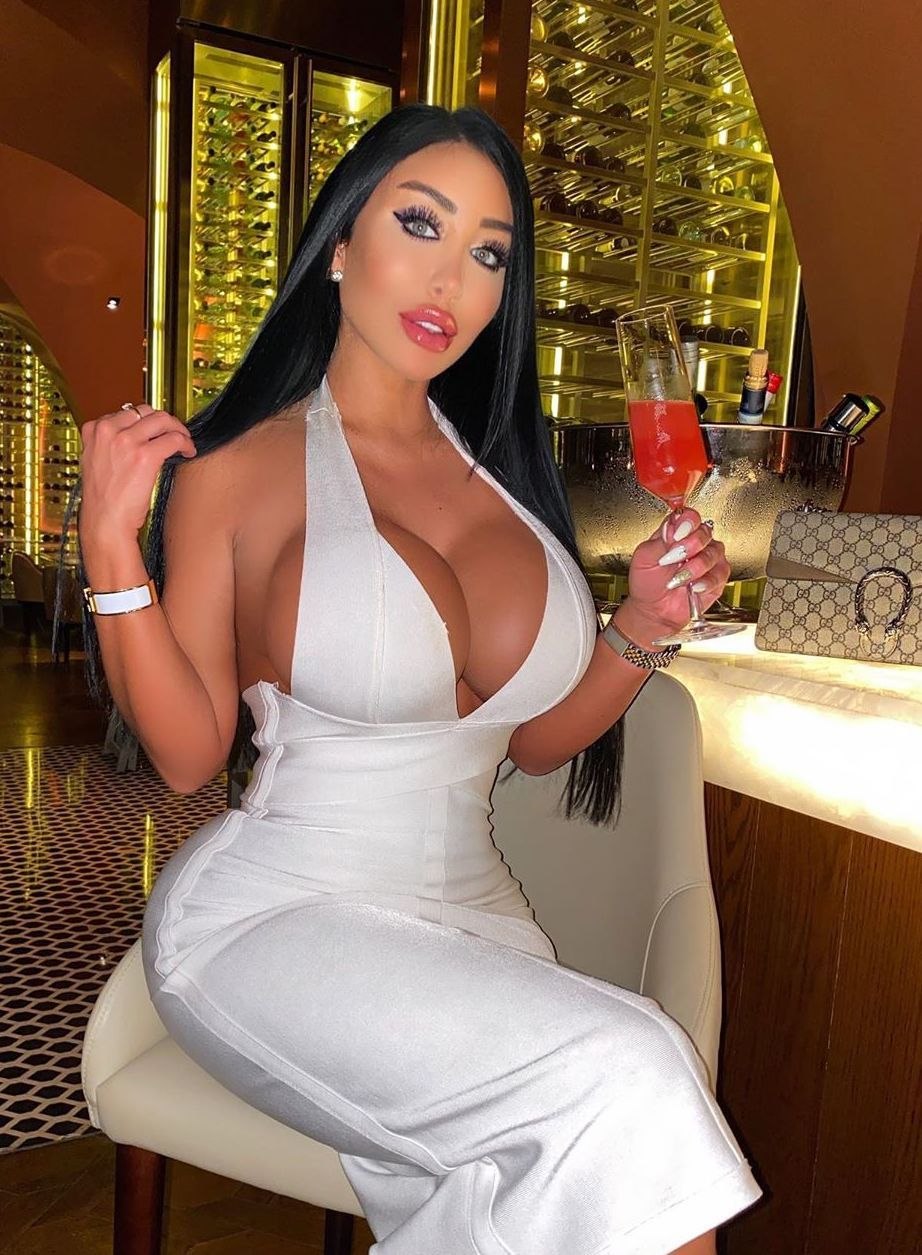 The dress shows big boobs