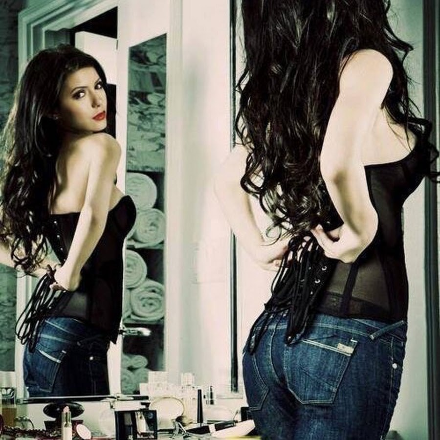 Elena Gilbert in jeans