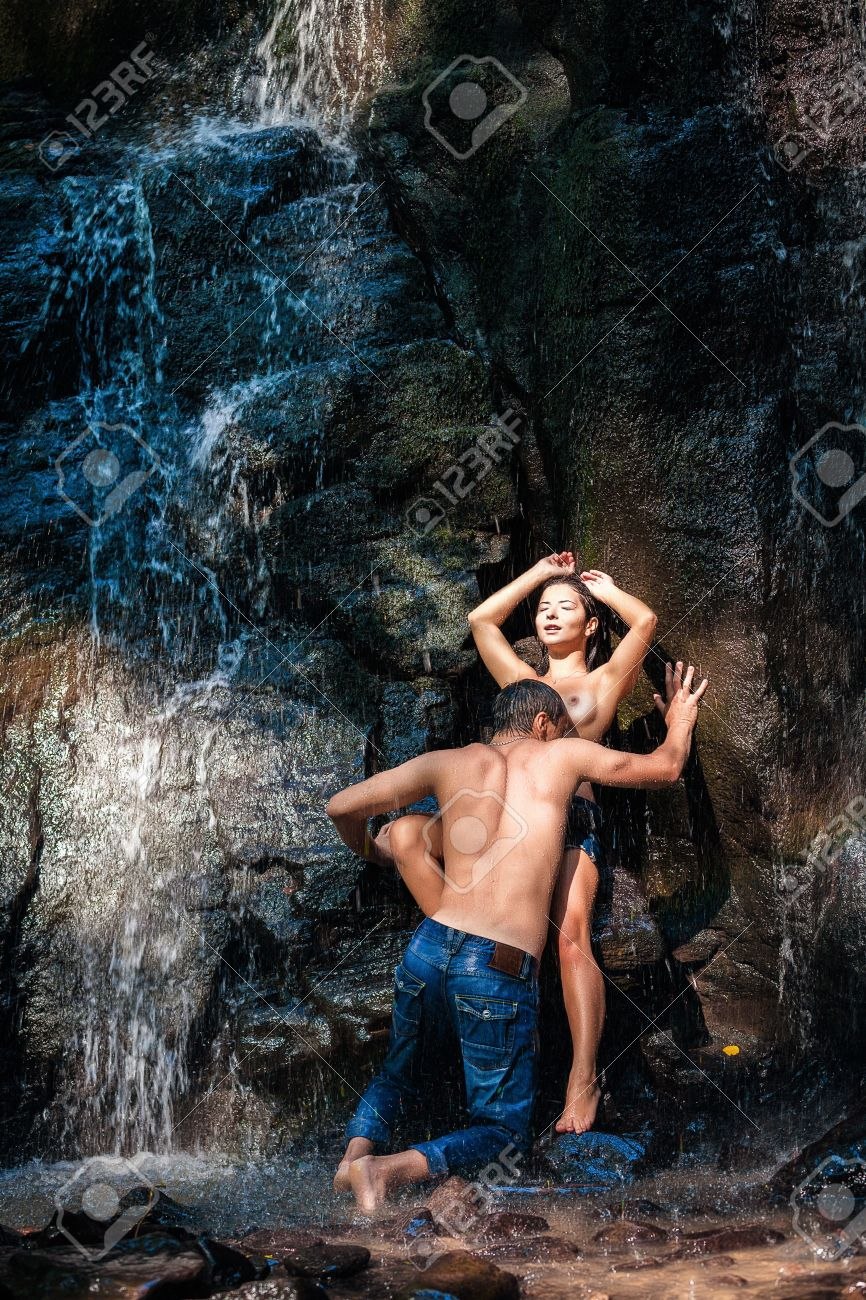 Sex Under a Waterfall (65 photos)