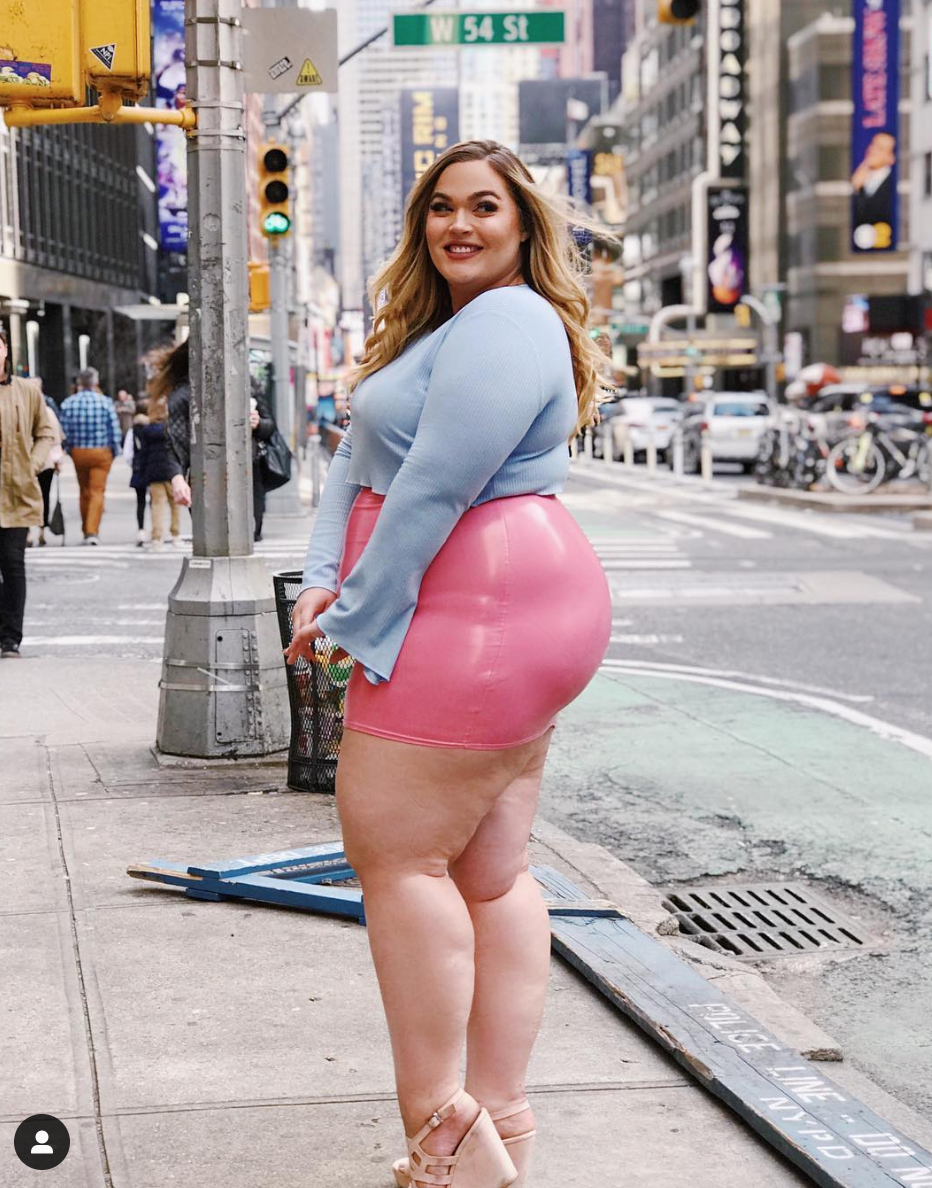 Squucking a tight dress