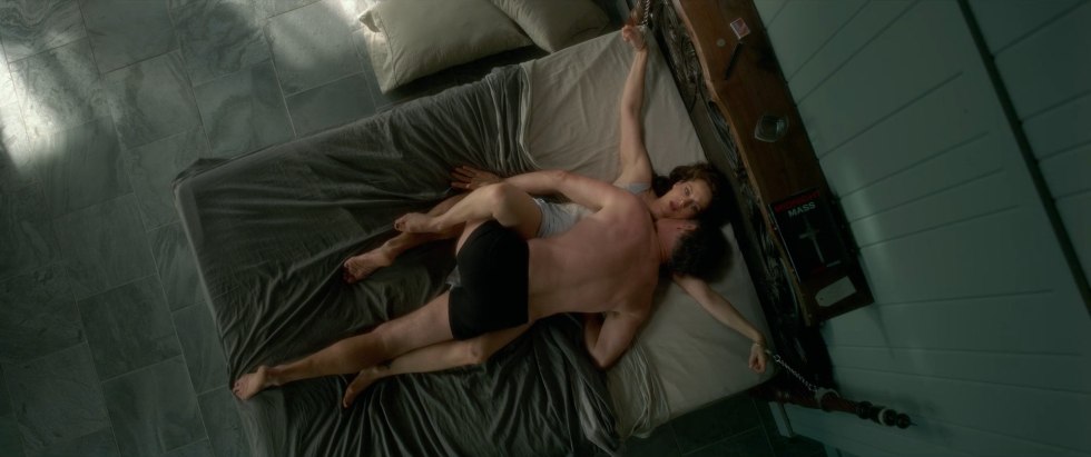 Naked woman on the bed on all fours