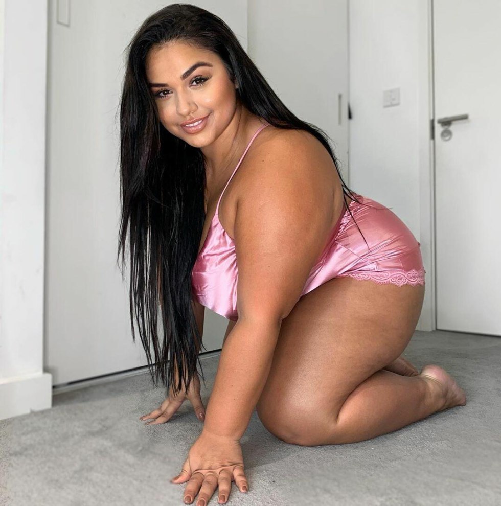 Wide hips in mini sitting