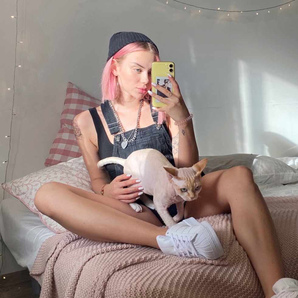 Alina Olesheva with a cat