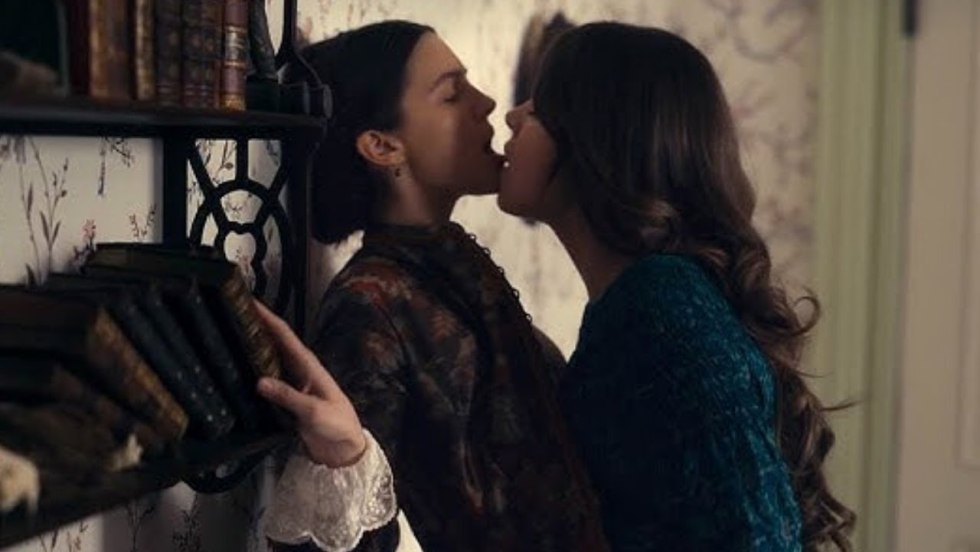 Haley Steinfeld Dikinson kiss