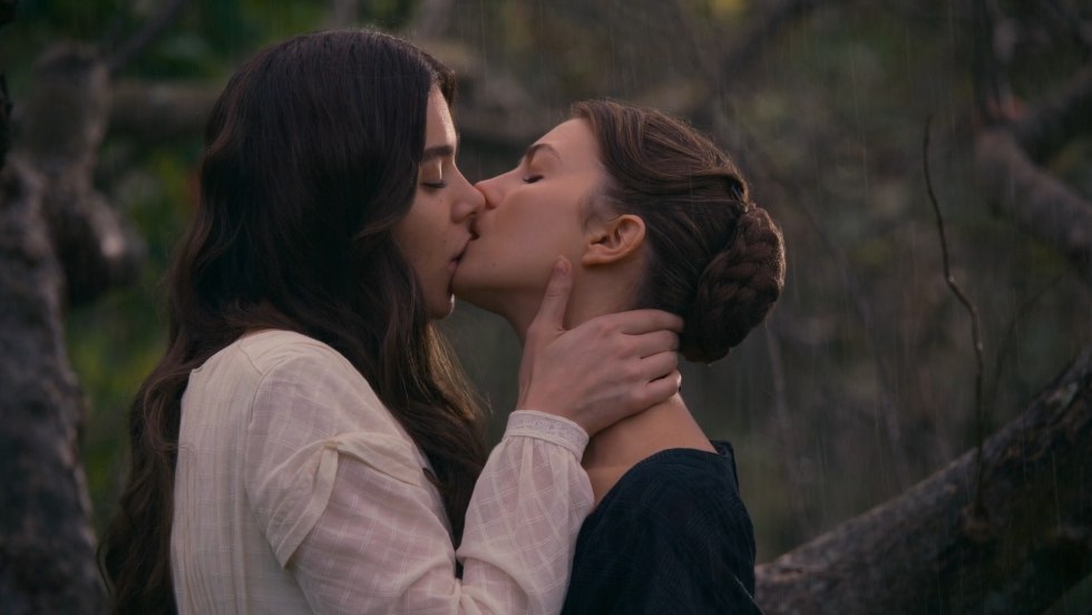 Ella Hunt and Haley Steinfeld