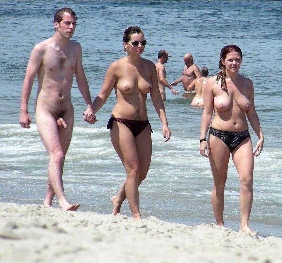 Pussies on the beach amateur