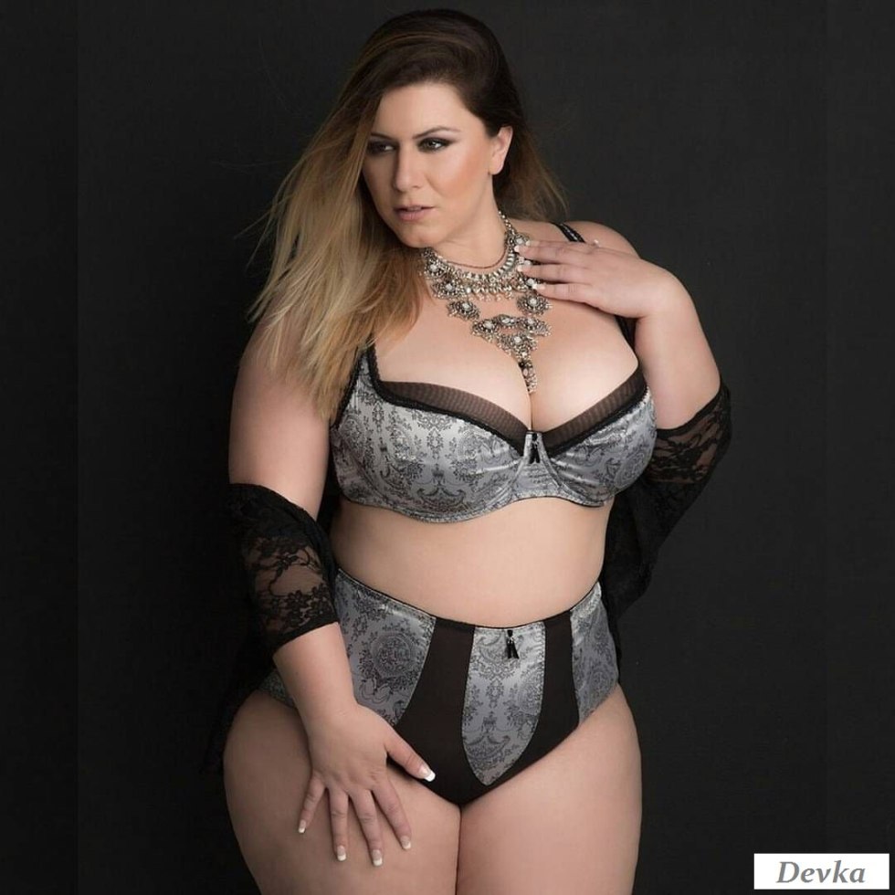 Model plus saz london Andrews