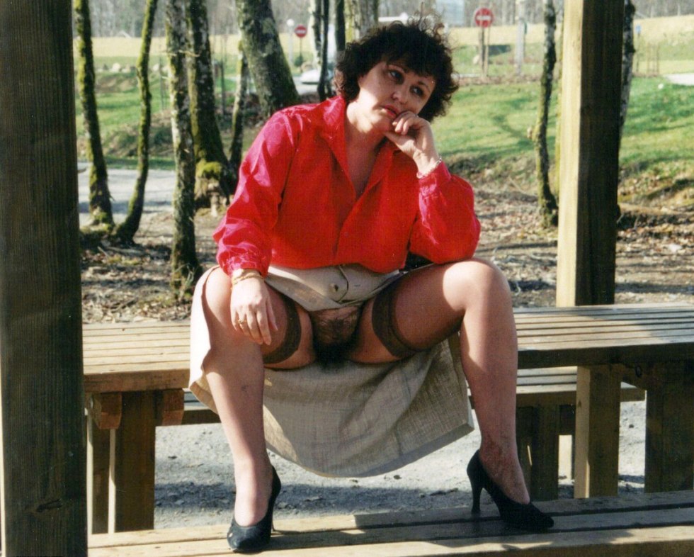 Mature in a dress spread her legs
