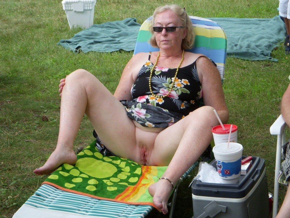 #MATURE UPSKIRTO No Panties Foto Falos