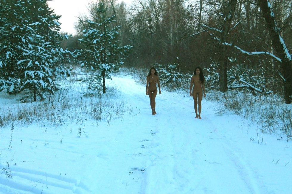 Nudists show pussies